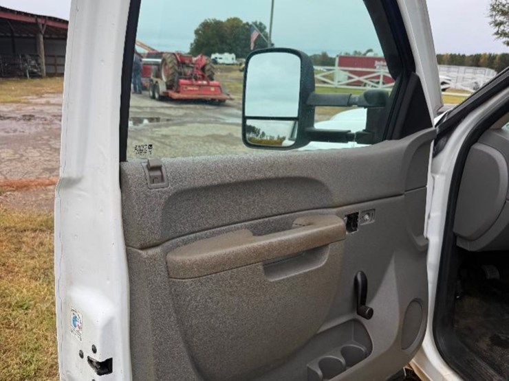 2010-chevrolet-2500-image-17