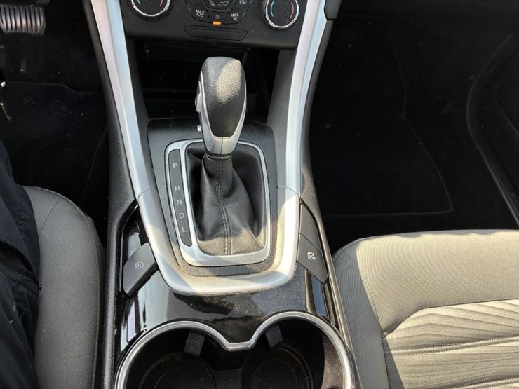 2016-ford-fusion-sedan-image-13