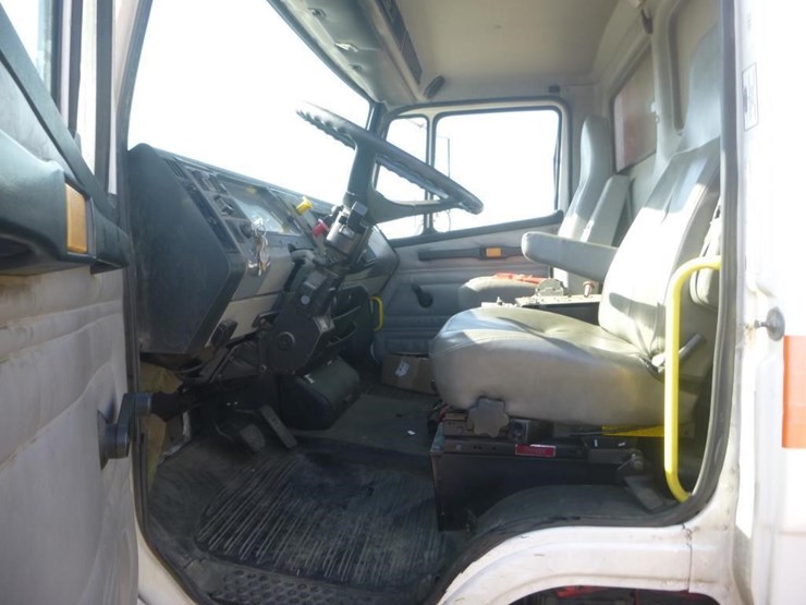 2001-freightliner-fl70-image-12