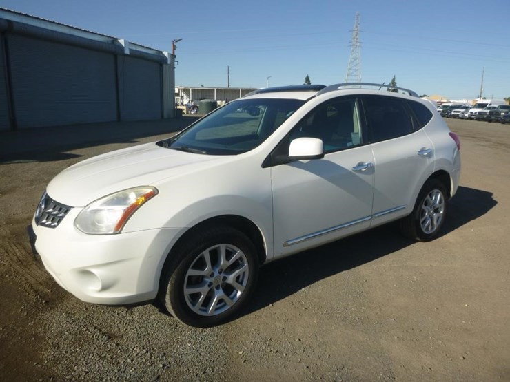 2011-nissan-rogue-image-1