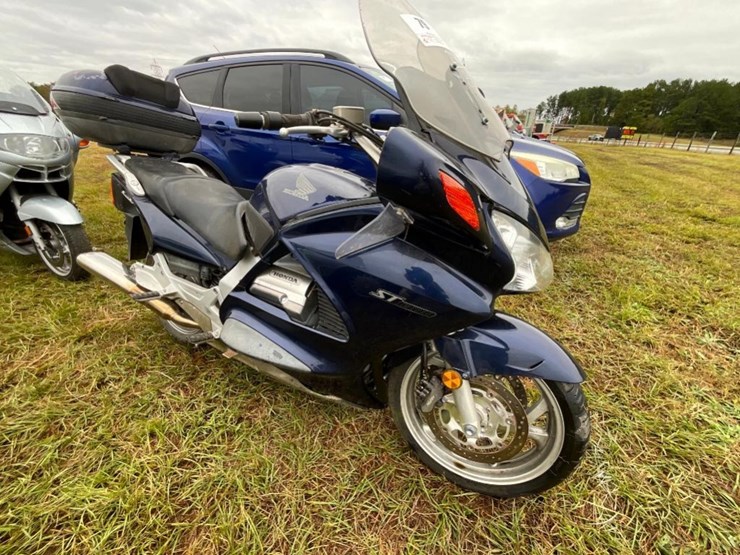 2004-honda-st-1300-motorcycle-(w/new-tires,-miles-image-2