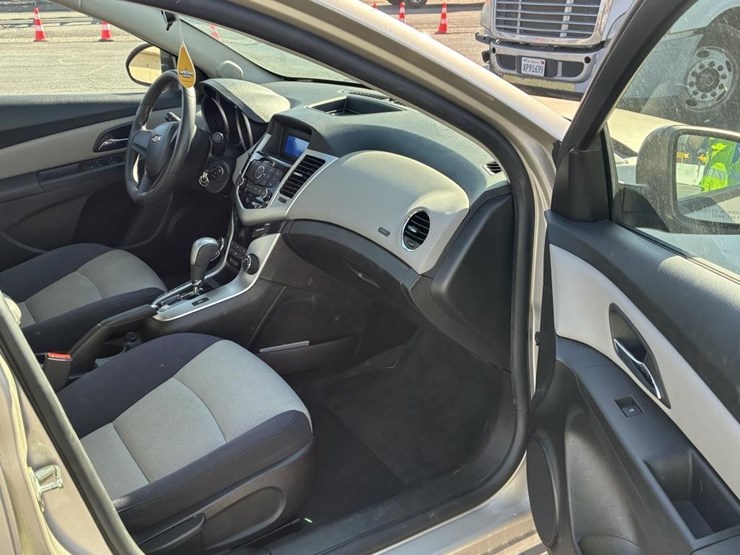 2014-chevrolet-cruze-sedan-image-9