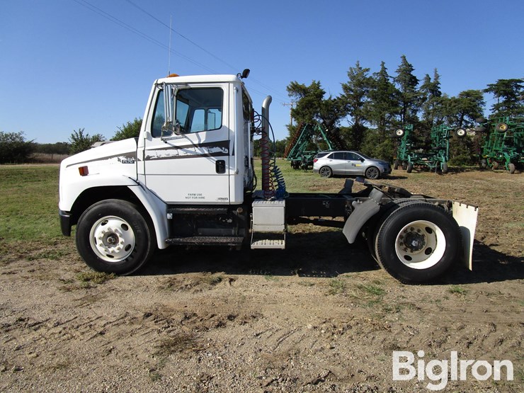 2000-freightliner-fl70-image-8