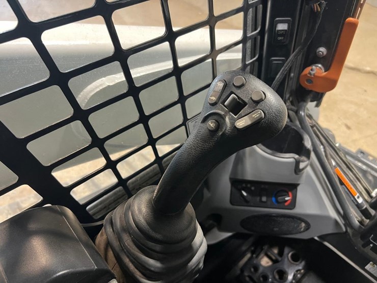 2023-bobcat-t740-image-27