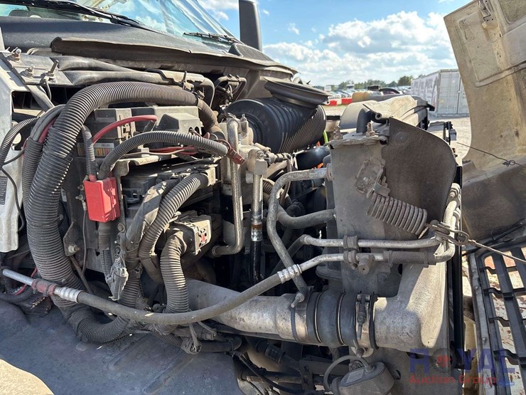 2009-gmc-c8500-altec-dm47-47ft-insulated-derrick-digger-truck-image-50