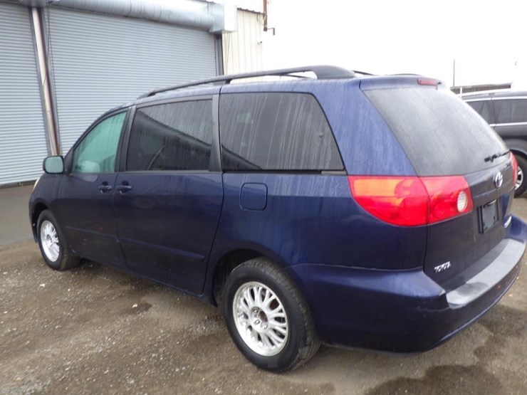 2007-toyota-sienna-image-4