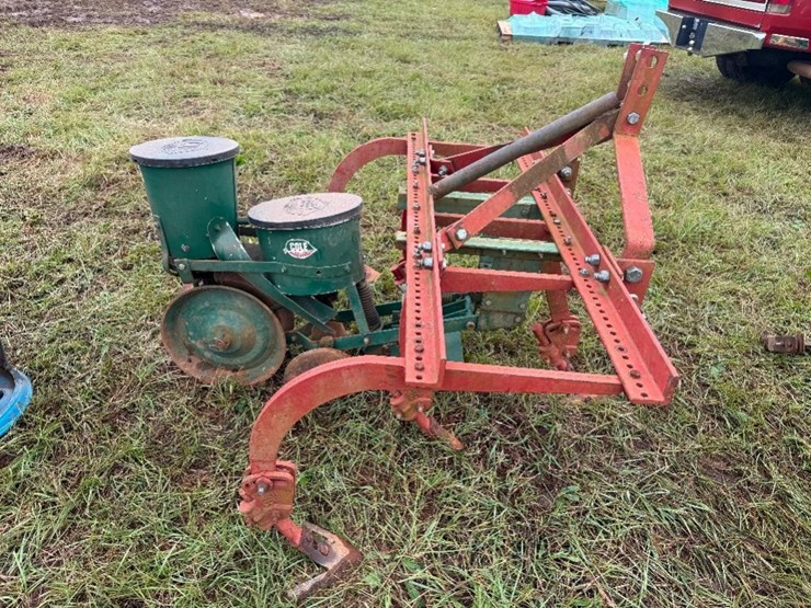 covington-1-row-planter-w/extra-plates-image-1