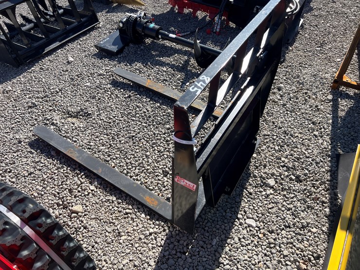 #845-•-kivel-mini-skid-steer-pallet-forks-image-2