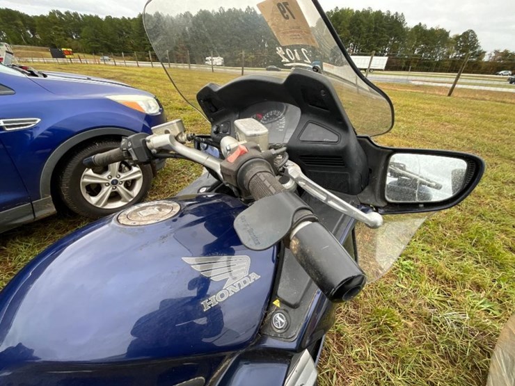 2004-honda-st-1300-motorcycle-(w/new-tires,-miles-image-16