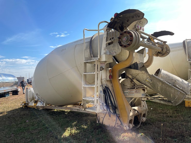 #3372-•-mcneilus-cement-mixer-drum-with-chutes-and-controls-image-6