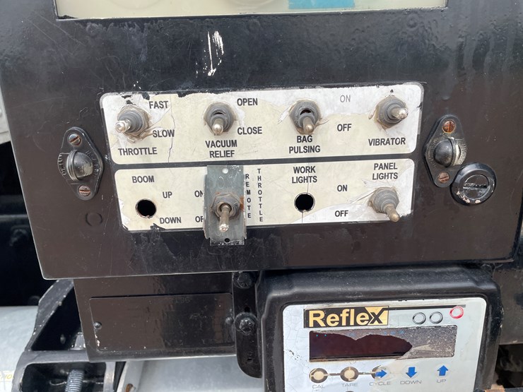 2011-peterbilt-365-image-26