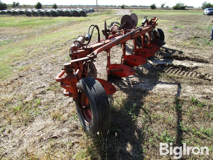 case-6x16-semi-mounted-plow-image-6