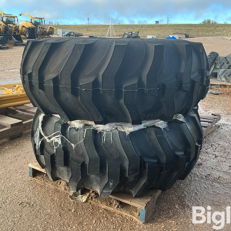 Titan Industrial Tractor Lug 17.5L-24 Tractor Tires