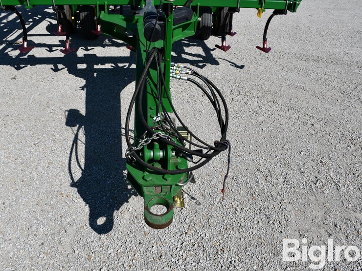 2013-john-deere-2210l-image-9