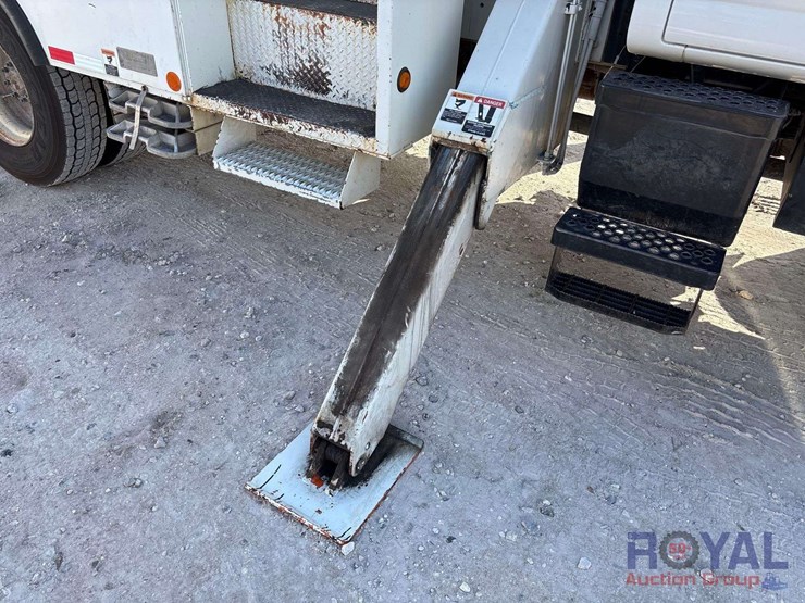 2009-gmc-c8500-altec-dm47-47ft-insulated-derrick-digger-truck-image-38