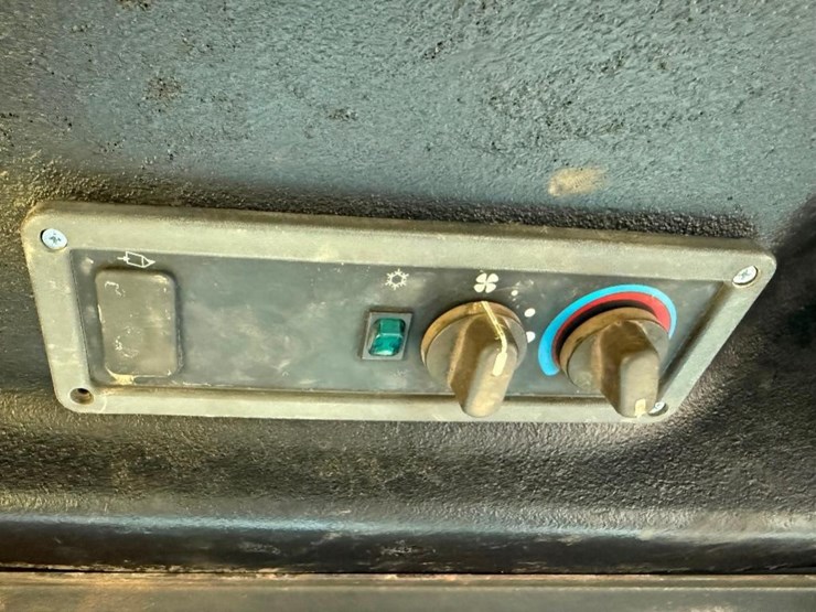 new-holland-ls185b-image-17