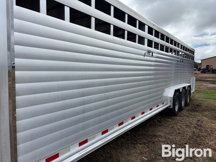 2019-travalum-tri/a-aluminum-gooseneck-livestock-trailer-image-14
