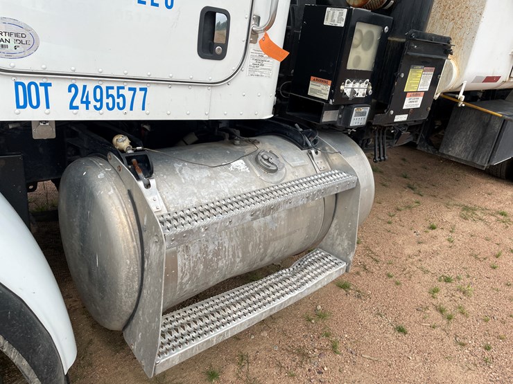 2011-peterbilt-365-image-21