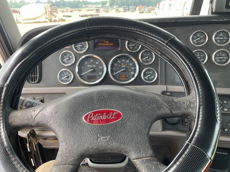 2011-peterbilt-365-image-69