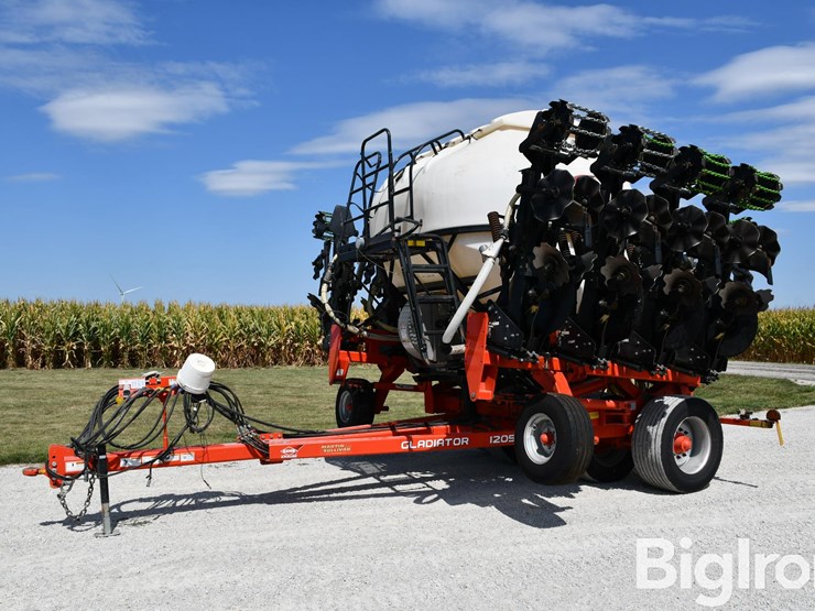 2017-kuhn-1205-gladiator-12-row-strip-till-image-1