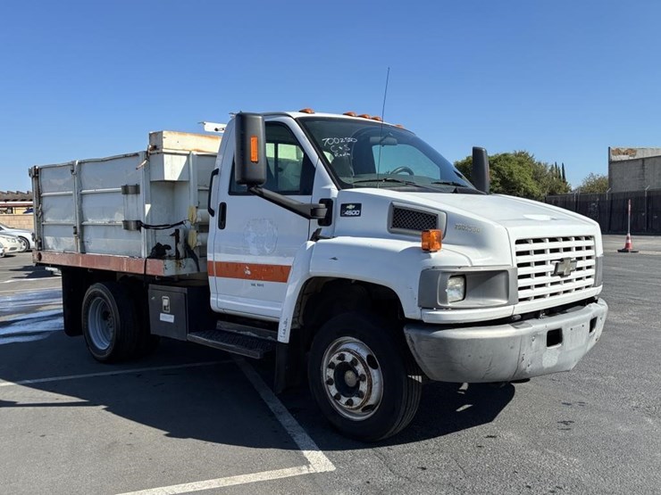 2005-chevrolet-c4500-stakebed-truck-image-2