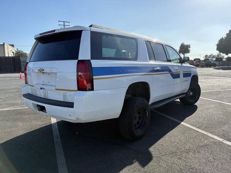 2019-chevrolet-suburban-image-3