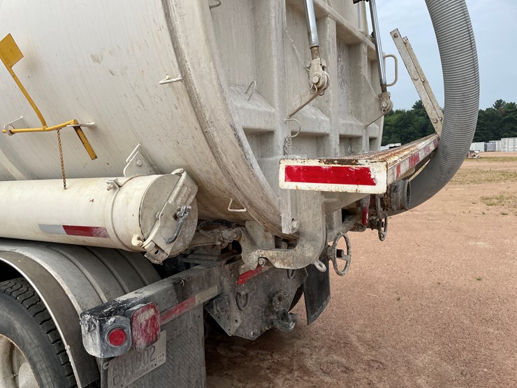 2011-peterbilt-365-image-35