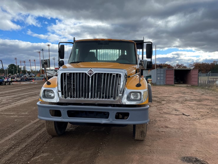 2004-international-7400-image-2