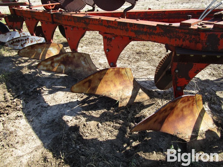 case-6x16-semi-mounted-plow-image-15