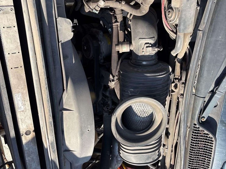 2009-gmc-c8500-altec-dm47-47ft-insulated-derrick-digger-truck-image-51