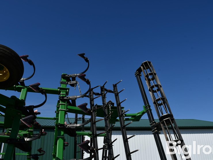 2013-john-deere-2210l-image-19