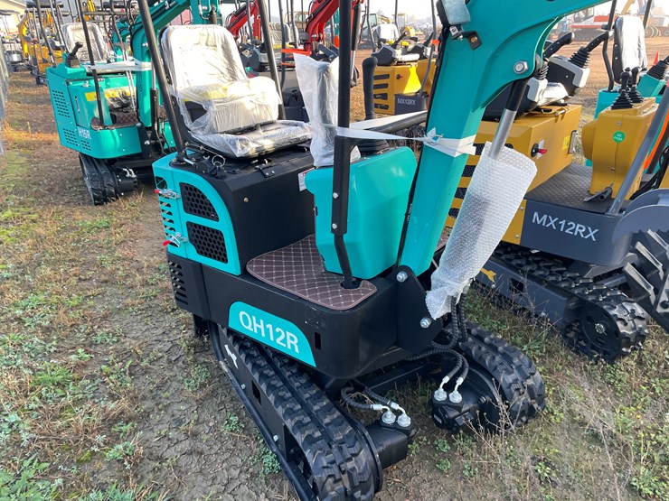 #1694-•-agt-qh12r-mini-excavator-image-4
