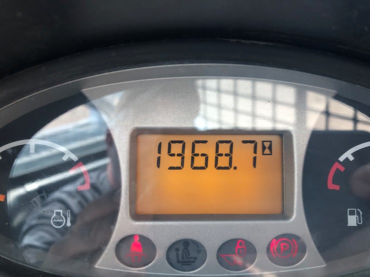 2014-bobcat-s650-image-60