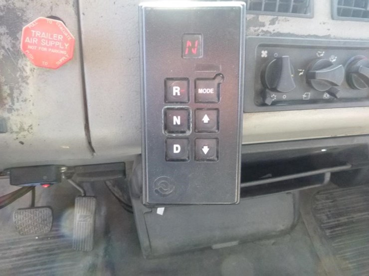 2001-freightliner-fl70-image-14