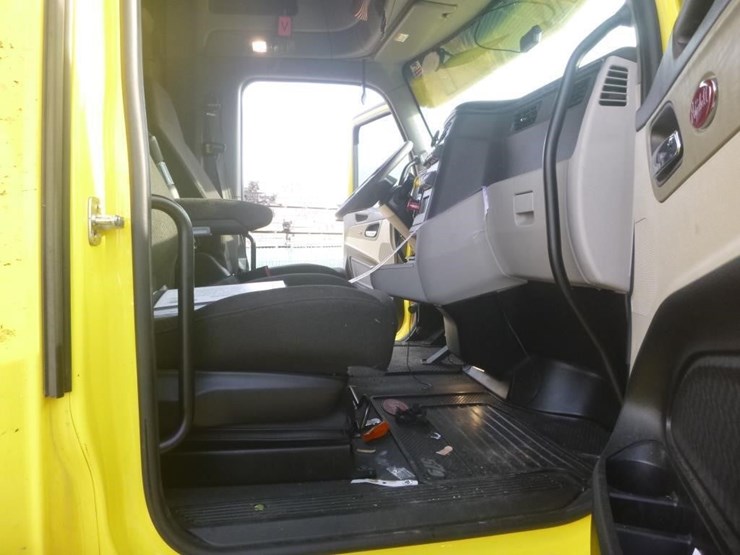 2024-peterbilt-579-image-15