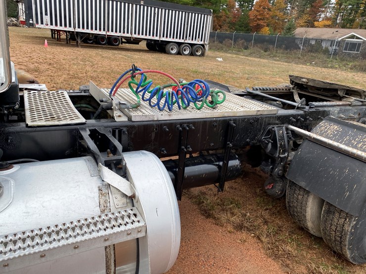 2012-peterbilt-384-image-25