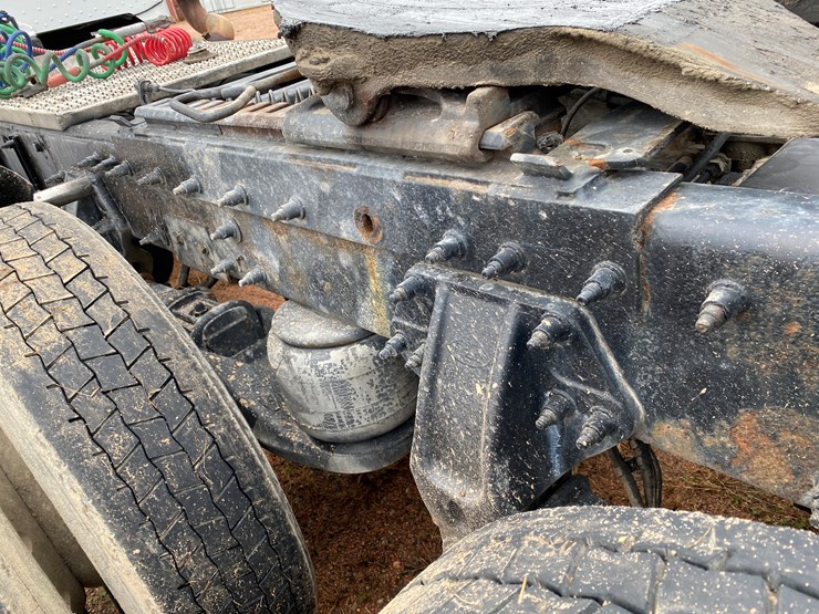 2012-peterbilt-384-image-34