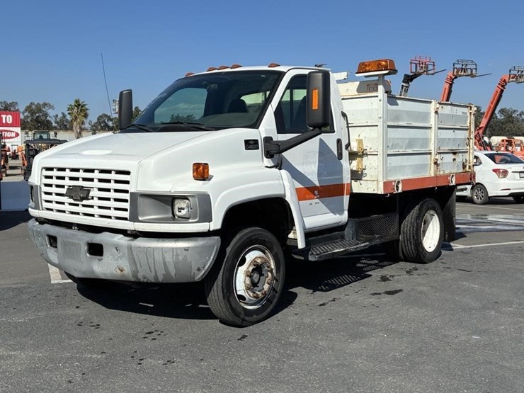 2005-chevrolet-c4500-stakebed-truck-image-1