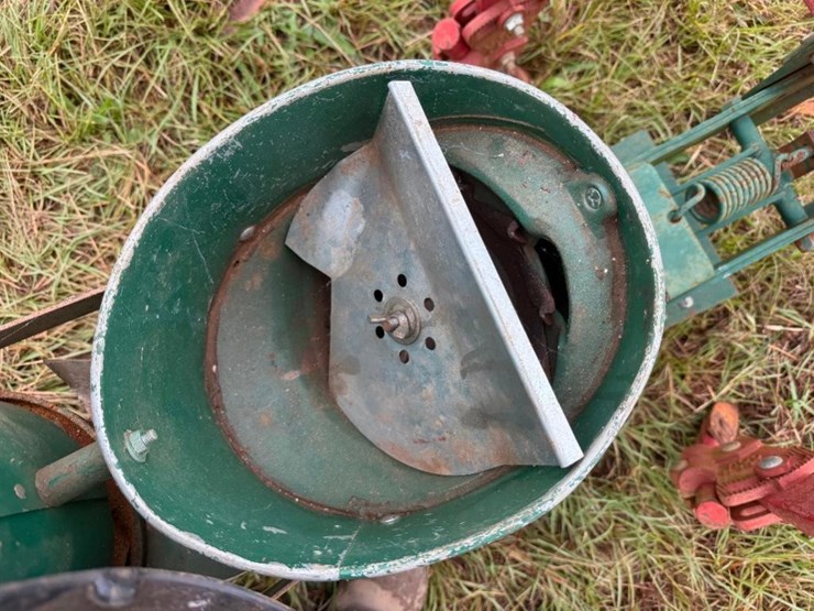 covington-1-row-planter-w/extra-plates-image-3