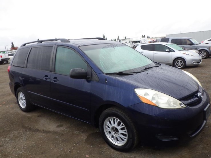 2007-toyota-sienna-image-2