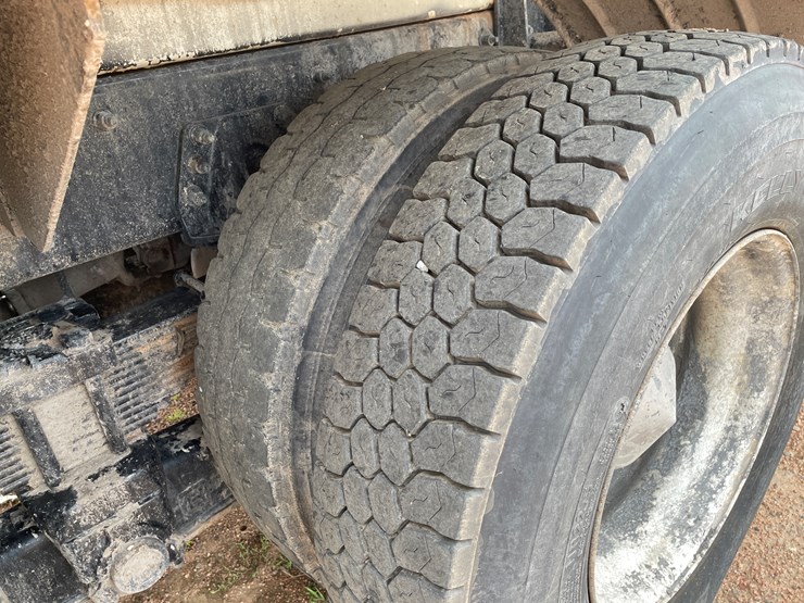 2011-peterbilt-365-image-42