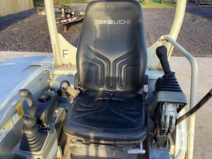 2016-takeuchi-tb240-image-15