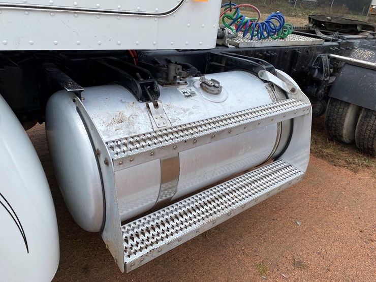 2012-peterbilt-384-image-24