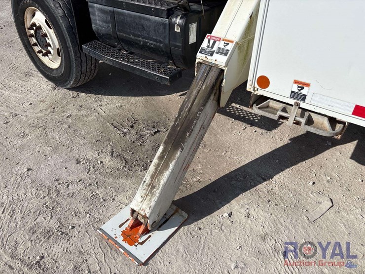 2009-gmc-c8500-altec-dm47-47ft-insulated-derrick-digger-truck-image-39