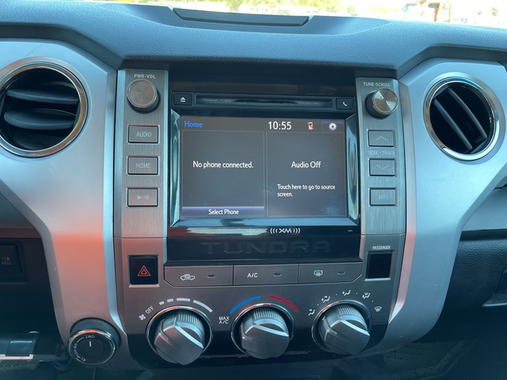 2015-toyota-tundra-sr5-image-32