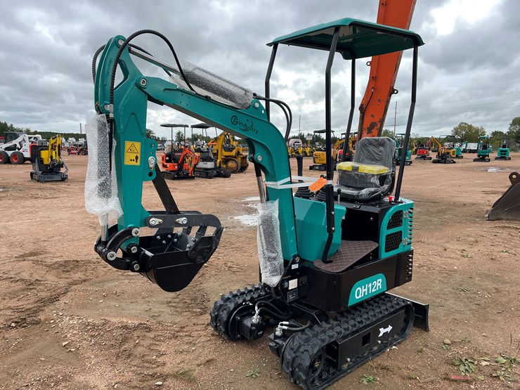#1787-•-agt-qh12r-mini-excavator-image-1