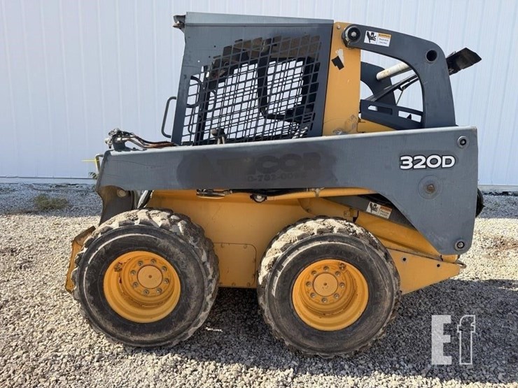 2012-deere-320d-image-1