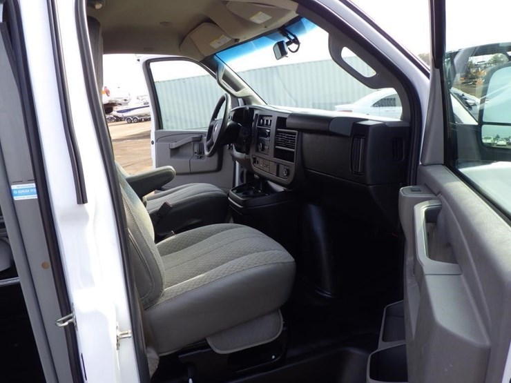 2018-chevrolet-express-2500-image-6