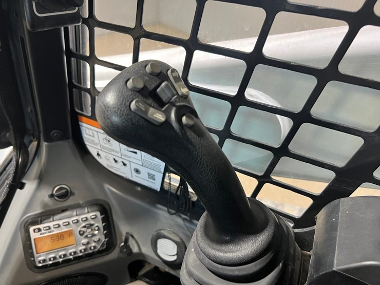 2023-bobcat-t740-image-28