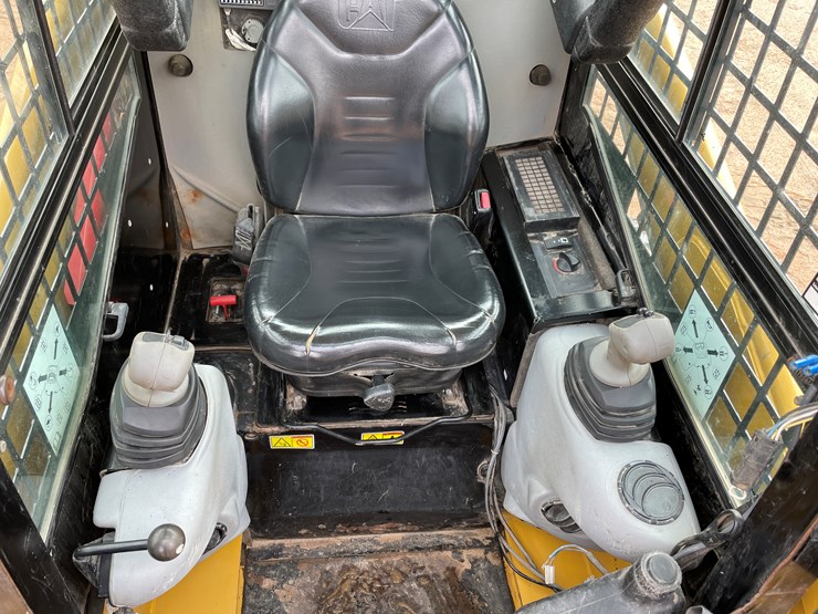 2012-caterpillar-226b3-image-28